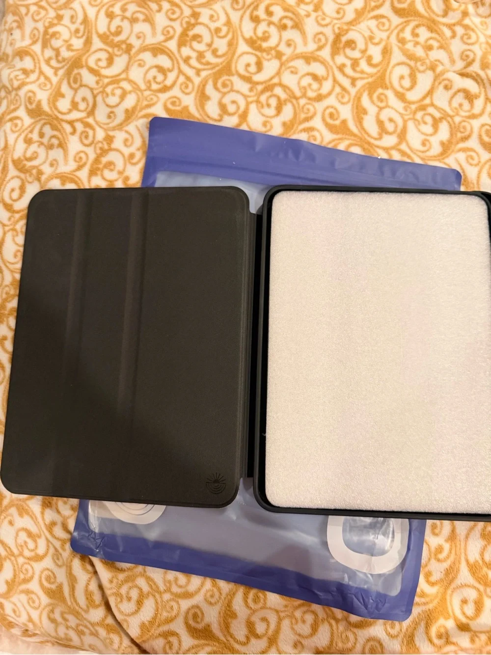 Casely iPad 10.9” Bow Print Tablet Case in Blue and White